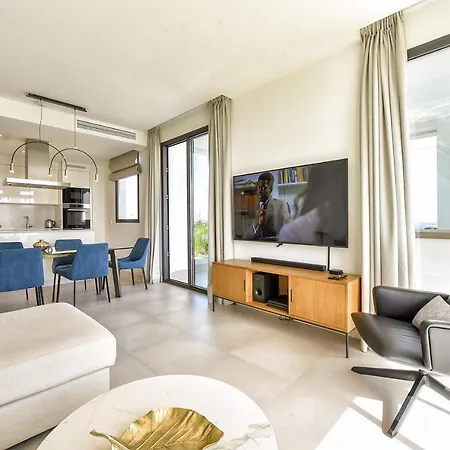 Vivi Homes - Olivera Pool, Sauna, Gym, Terrace & Sea View Apartment