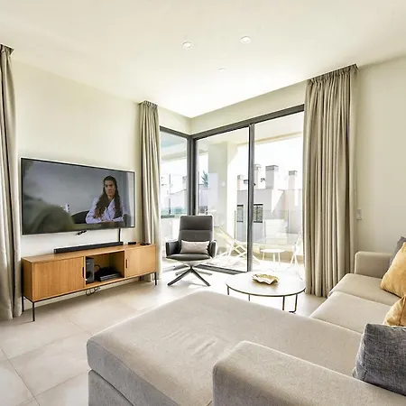 Vivi Homes - Olivera Pool, Sauna, Gym, Terrace & Sea View Apartment